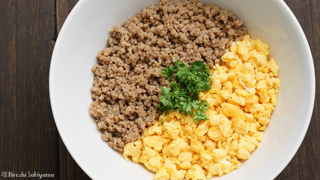 そぼろ二色丼3