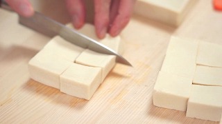 f:id:ikashiya:20181006141726j:plain 高野豆腐をカットする様子