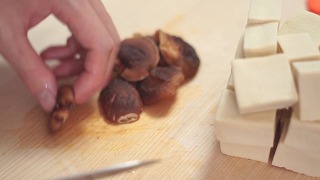 椎茸の石づきを落とす様子