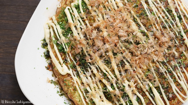 フライパンで作るお好み焼きを上から見た様子