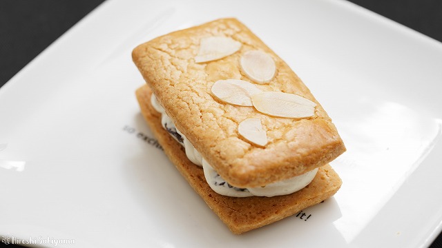 ラムレーズンサンドをお皿にのせた様子