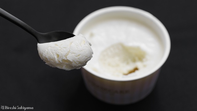 ニルバーナ レアをスプーンで持ち上げた様子