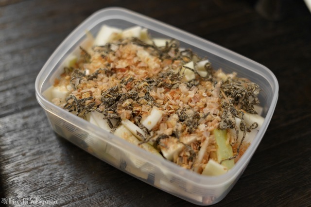 大根の皮・塩昆布・鰹節を合わせた様子