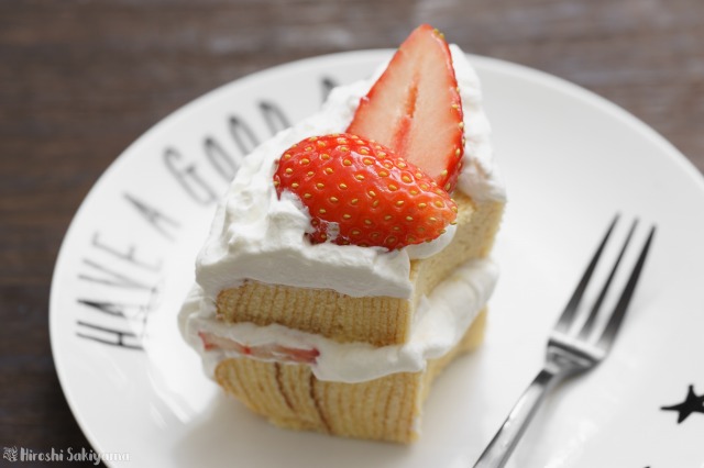 f:id:ikashiya:20181224115113j:plain カットしたバームクーヘンで作る苺のリースケーキのアップ