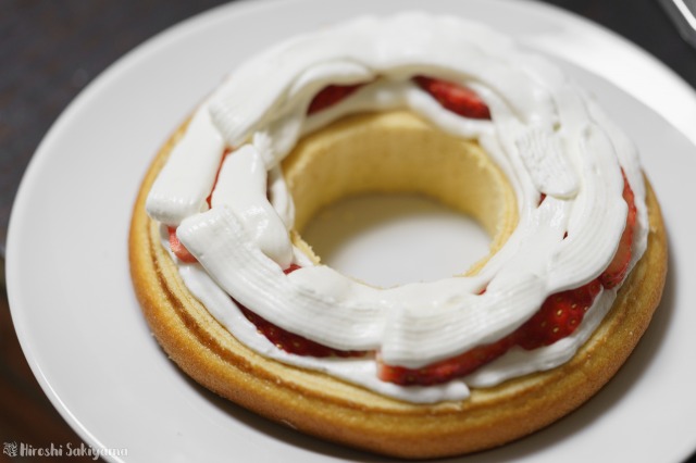 f:id:ikashiya:20181224115122j:plain 苺の上に生クリームを塗った様子