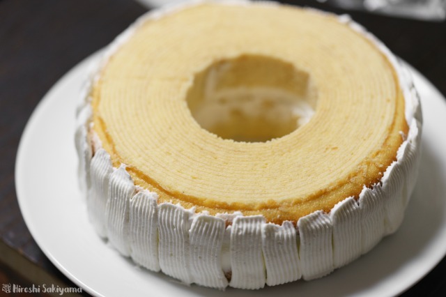 f:id:ikashiya:20181224115126j:plain バームクーヘンを重ね、周りに生クリームを塗った様子