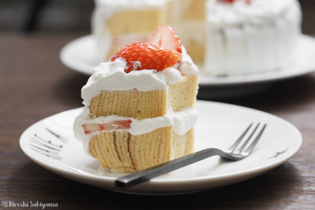 f:id:ikashiya:20181224115149j:plain カットしたバームクーヘンで作る苺のリースケーキ