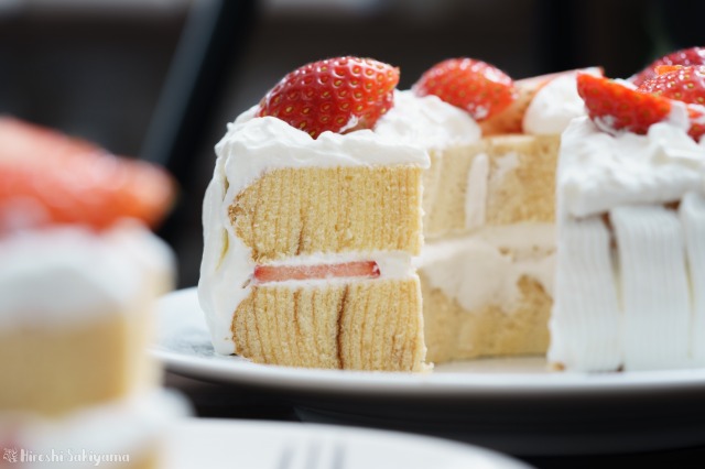 f:id:ikashiya:20181224115153j:plain バームクーヘンで作る苺のリースケーキをカットした様子