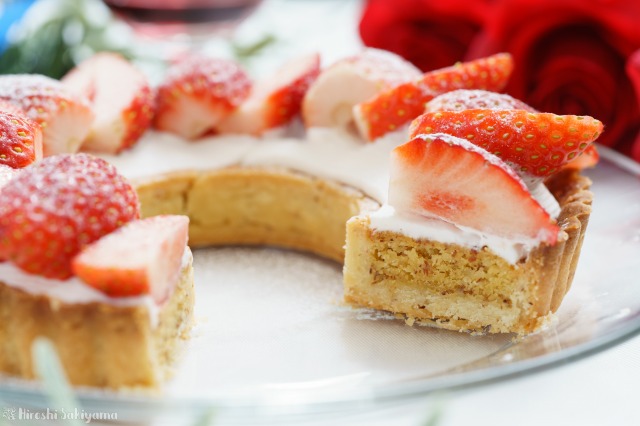 カットした苺のリースタルトの断面