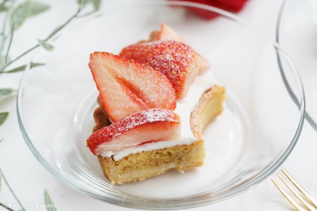 カットした苺のリースタルト