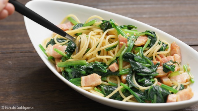 ほうれん草とベーコンの和風パスタのレシピ【ペペロンチーノ(アーリオ・オーリオ)ベース】にフォークをさす様子