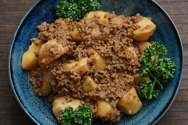 肉じゃが＋里芋の煮っころがし？お芋のひき肉あんかけを上から見た様子