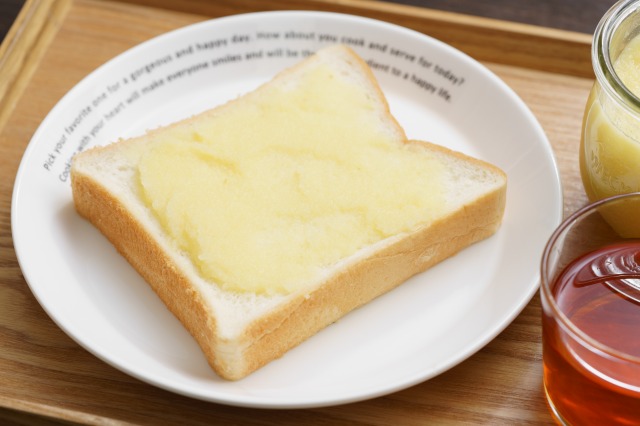 りんごバターを塗った食パンのアップ