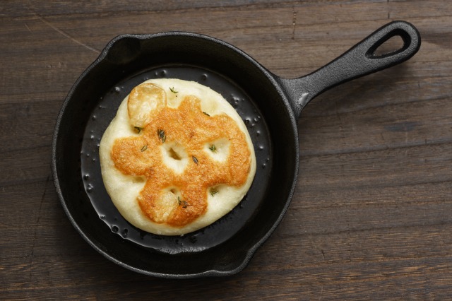 f:id:ikashiya:20190119194014j:plain スキレットで焼いたフォカッチャを上から見た様子