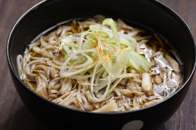 f:id:ikashiya:20190123004629j:plain きのこ蕎麦のアップ