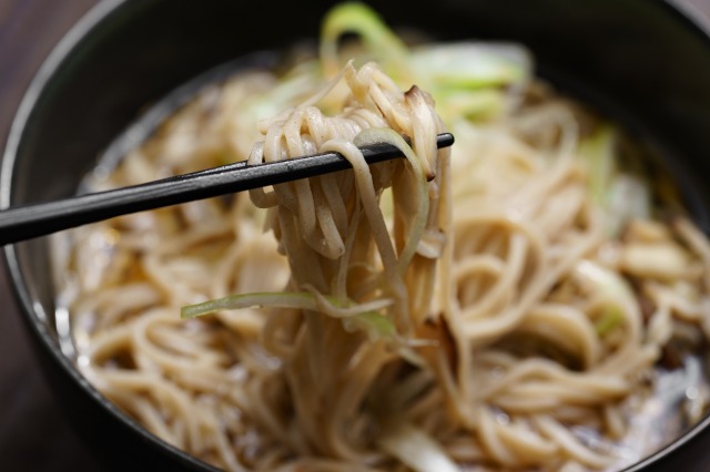 f:id:ikashiya:20190123004644j:plain きのこ蕎麦を箸で持ち上げた様子