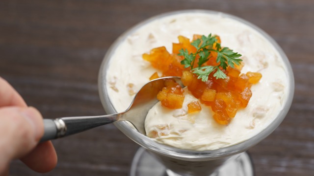 f:id:ikashiya:20190128194520j:plain カラメルりんごレアチーズにスプーンを入れる様子