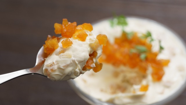 f:id:ikashiya:20190128194523j:plain カラメルりんごレアチーズをスプーンで持ち上げる様子