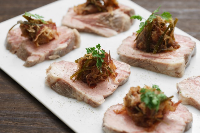 出し殻のめんつゆオリーブオイルをのせた低温調理の豚肉
