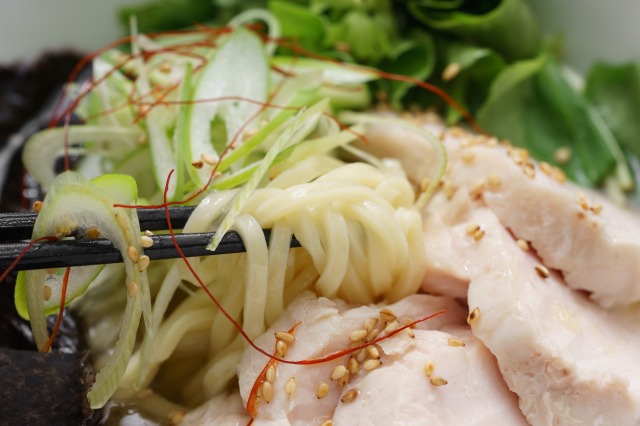鶏塩ラーメンを箸で持ち上げた様子
