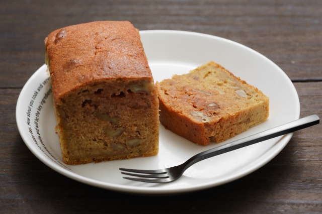 ビーツのパウンドケーキとカットしたピース