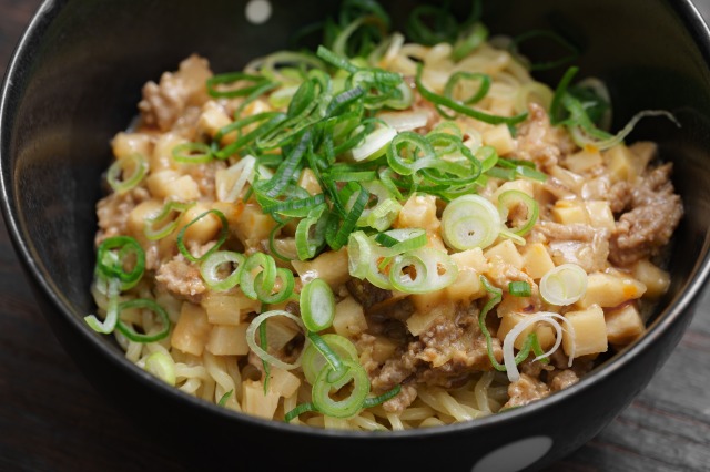 再現した「胡麻味噌担々スープ」を麺にかけた様子のアップ