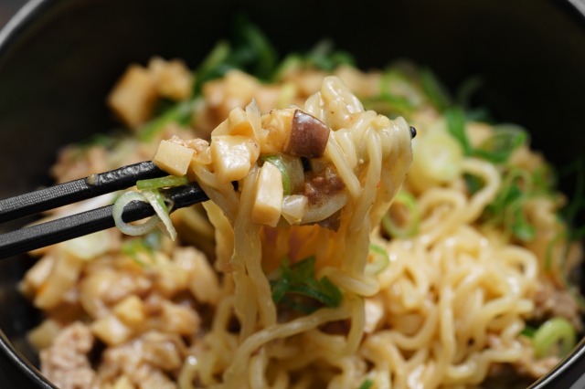 再現した「胡麻味噌担々スープ」を麺にかけて箸で持ち上げた様子