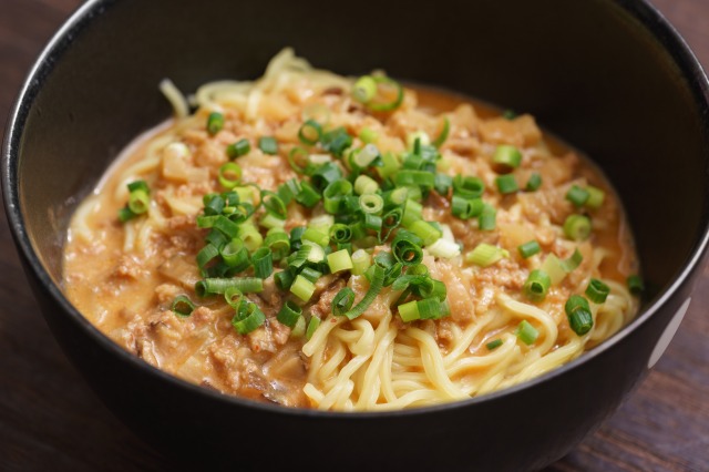 無印良品「ごはんにかける 胡麻味噌担々スープ」を麺にかけた様子