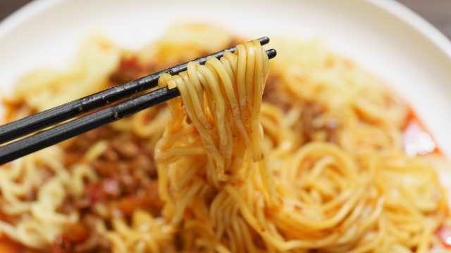 無印良品「麺にかける　四川風麻婆ソース」をかけた麺を持ち上げた様子