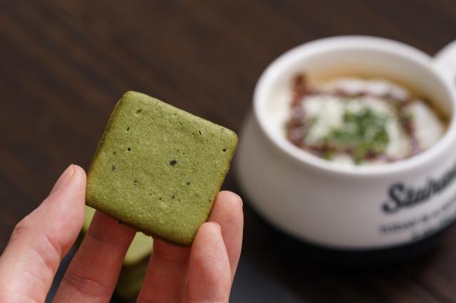 抹茶ラングドシャサンドを手に持った様子