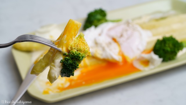 ホワイトアスパラ マヨネーズソースを切り分けた様子