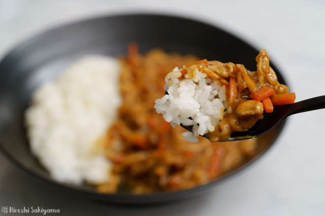 食感が楽しい切り干し大根カレーをスプーンですくった様子