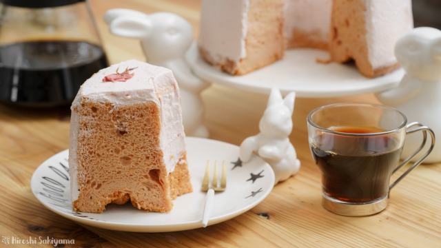 f:id:ikashiya:20190422000334j:plain 桜のシフォンケーキの1ピースとコーヒー