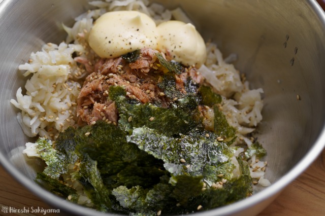 材料を全てボウルに入れた様子