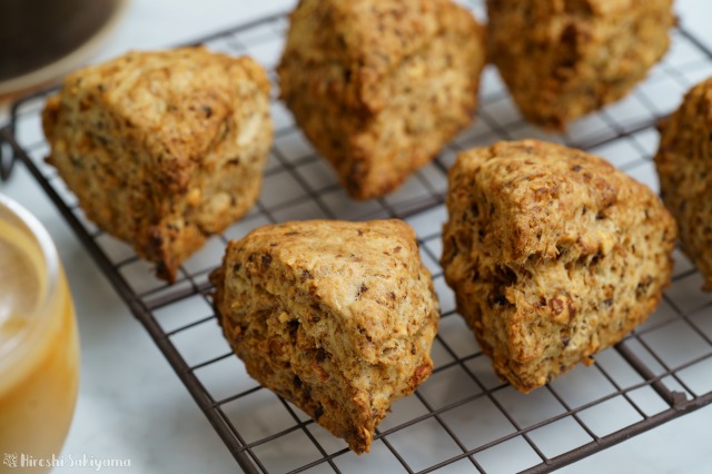 コーヒーとアーモンドのスコーンのアップ