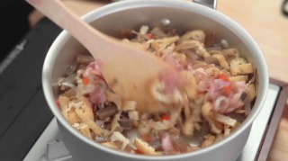 f:id:ikashiya:20190524015400j:plain 油揚げ・鶏肉を加えて炒める様子