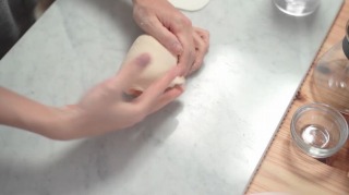 f:id:ikashiya:20190525010922j:plain 叩きつけたあとで丸める様子