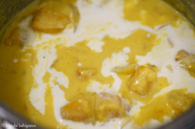 f:id:ikashiya:20190529004403j:plain かぼちゃ・豆乳を煮て、生クリームを加えた様子