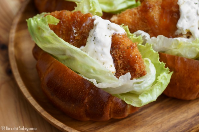 白身魚のフライサンドロールパン