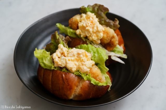 唐揚げタルタルサンドロールパン