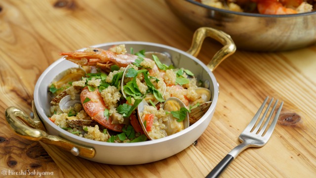 f:id:ikashiya:20190605213209j:plain キヌアと魚介のパエリア風を横から見た様子