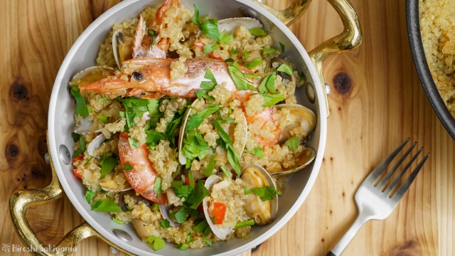 f:id:ikashiya:20190605213220j:plain キヌアと魚介のパエリア風を上から見た様子