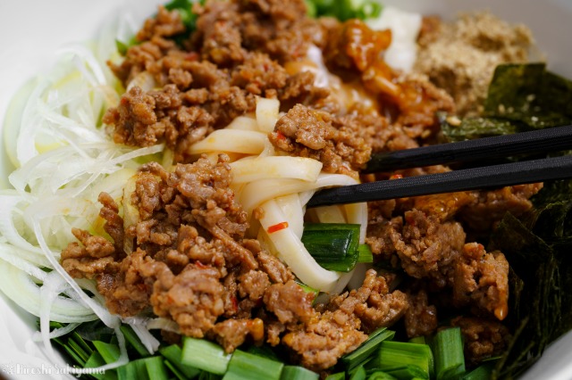 f:id:ikashiya:20190614010213j:plain うどんで台湾まぜそばを持ち上げた様子
