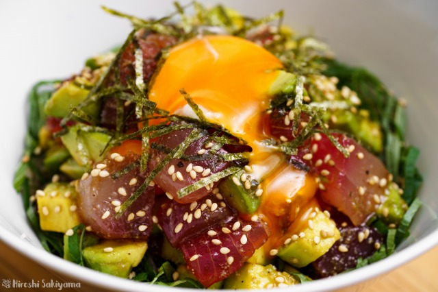 f:id:ikashiya:20190620012712j:plain すぐ出来るお手軽ポキ丼の卵黄を割った様子