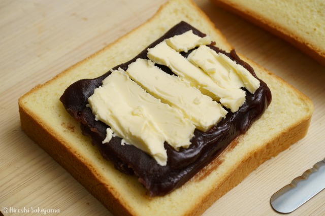 食パンにあんこ・バターを重ねた様子
