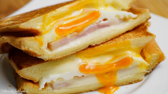 ベーコン・エッグ・チーズのホットサンドのアップ