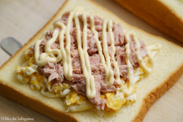食パンにスクランブルエッグ・ツナ・マヨネーズを重ねた様子