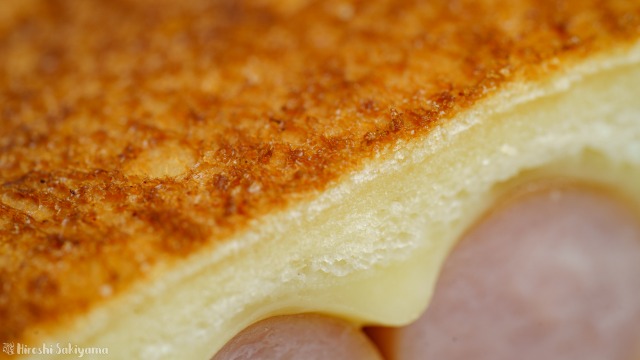表面はカリッ、中はふわっとなっているホットサンドの様子