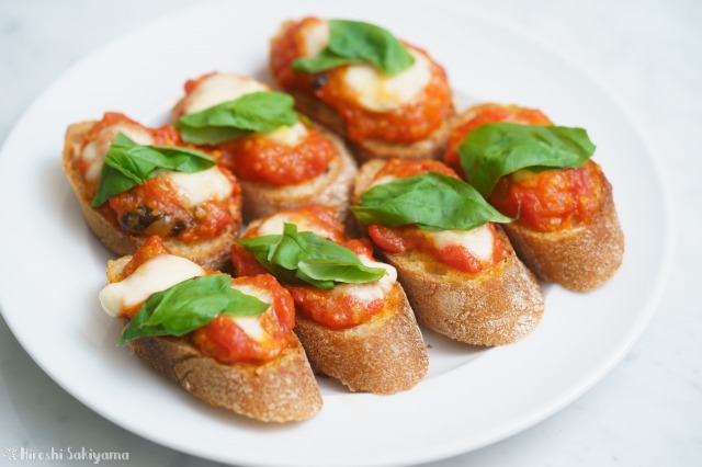 f:id:ikashiya:20190707004050j:plain ファーマーズバゲットをマルゲリータ風にした様子