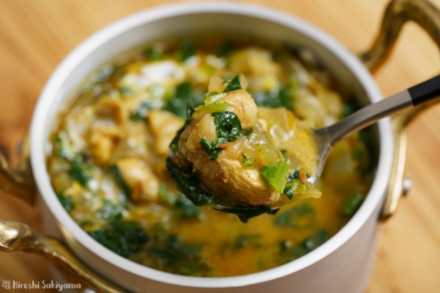 簡単ほうれん草チキンカレーをスプーンですくった様子